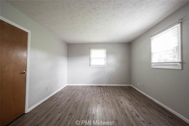 Building Photo - 207 W Green Meadows Dr