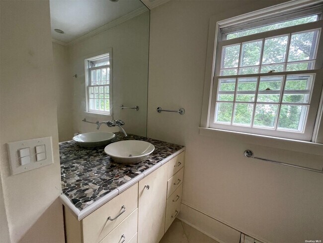 Building Photo - 3 Lamont Ln