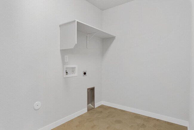 Building Photo - Beautiful 4bd/2ba Single Level Home w/RARE 4-CAR GARAGE