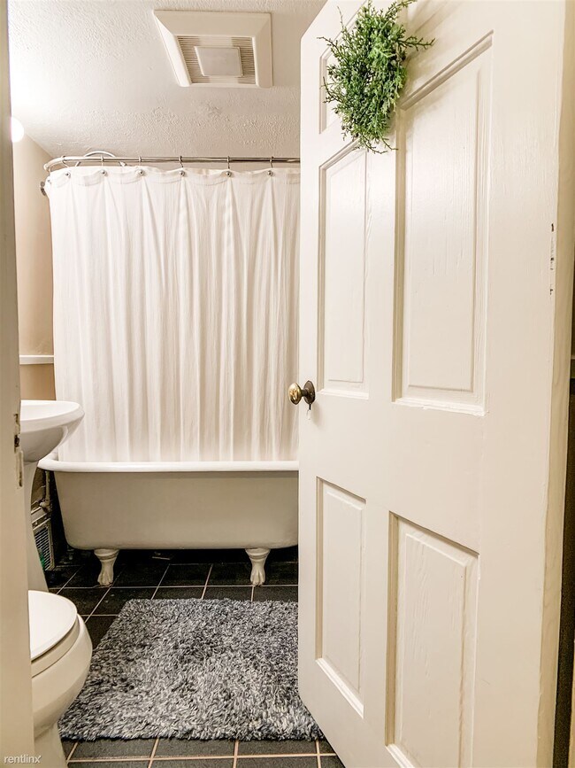 Building Photo - 306 Riverside Ave