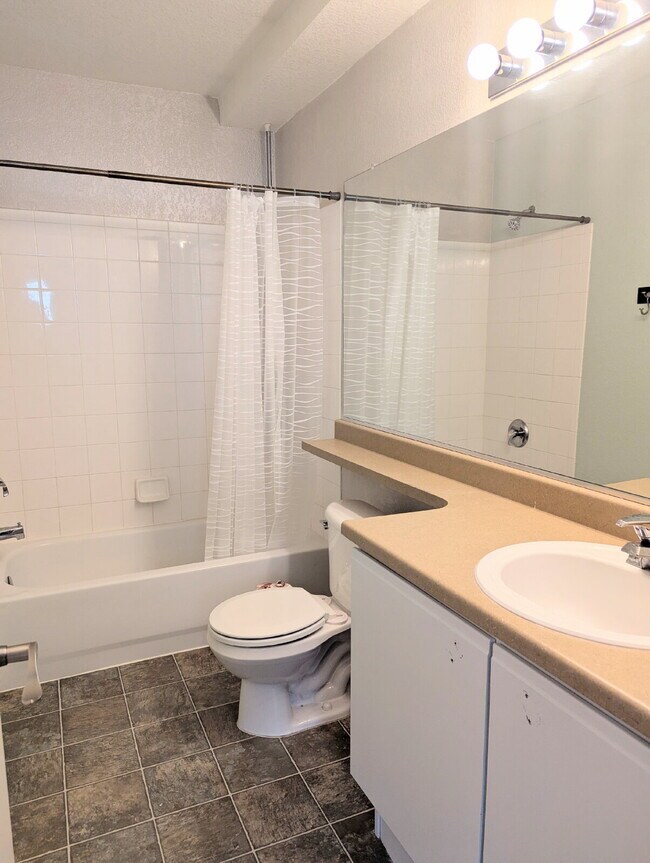 Building Photo - Gorgeous Denver Home - Real Granite Counte...