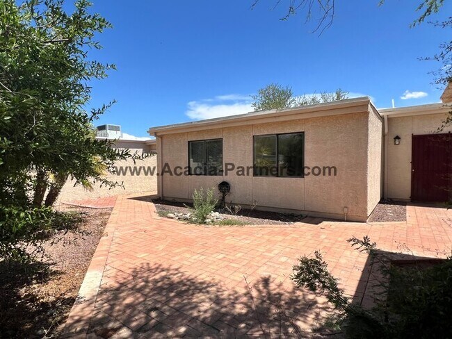 Building Photo - Three Bedroom Townhouse