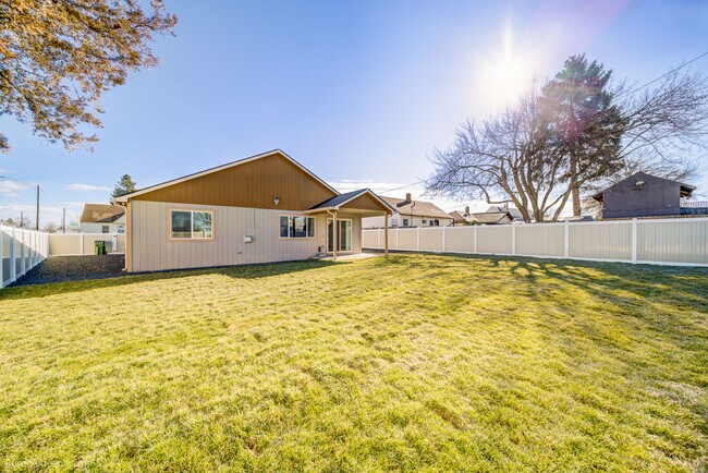 Building Photo - 1923 N Nelson St