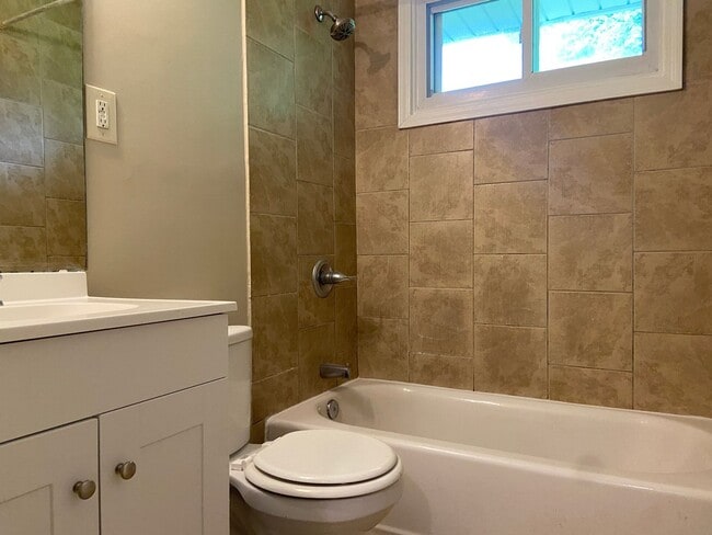 Building Photo - 3 Bedroom, 1 Bathroom House in Winston-Salem