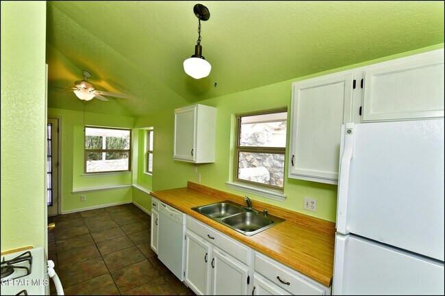 Building Photo - 853 Nita Fay Dr