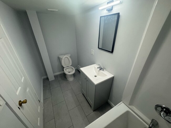 Building Photo - 106 E 5th St