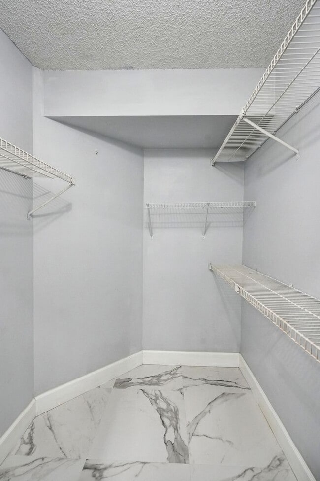 Building Photo - Renovated and Updated 2 Bed, 2 Bath Condo ...