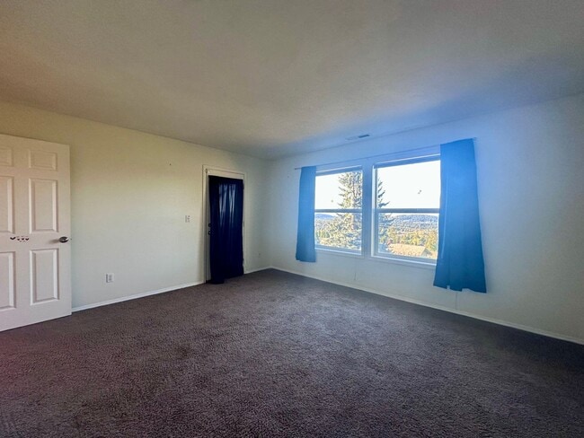 Building Photo - Charming Duplex 3 Bed 2 Bath w/ Double Car Garage and a Beautiful View in Portland!