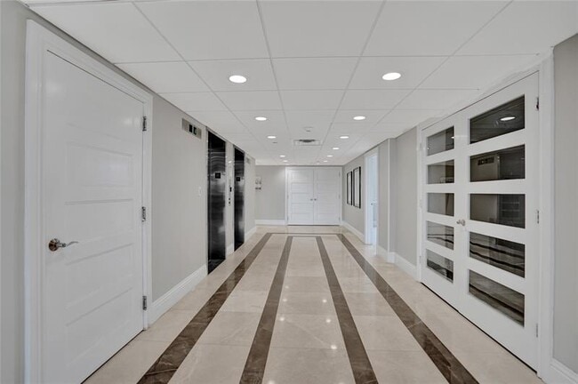 Building Photo - 1150 Hillsboro Mile