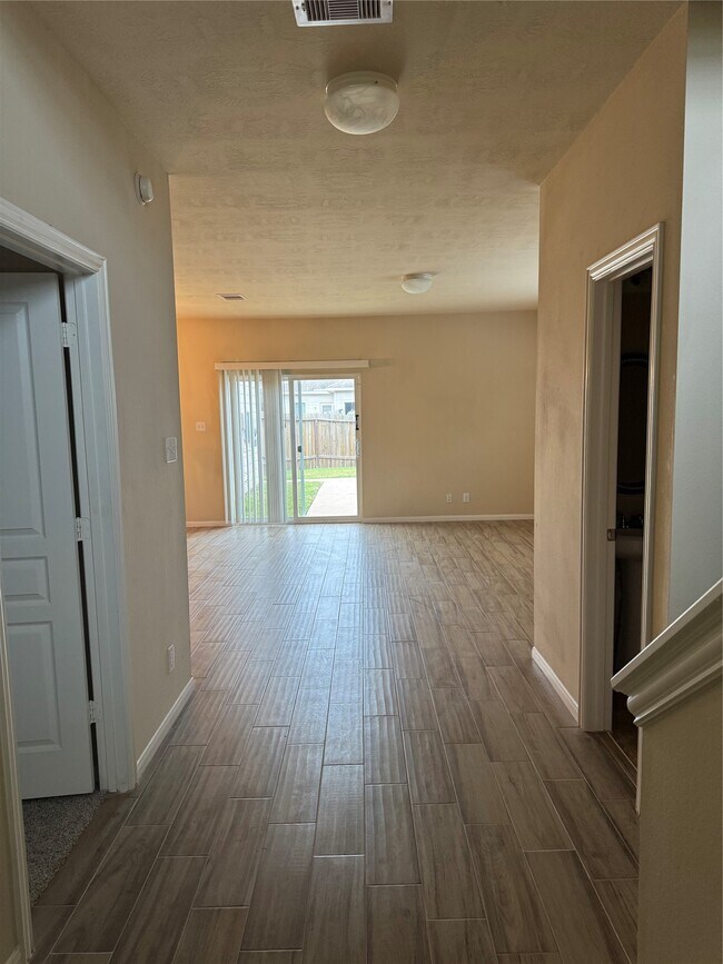 Building Photo - 8127 Almera Falls Dr