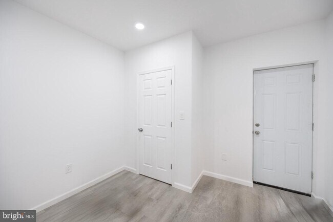 Building Photo - 948 Belmont Ave