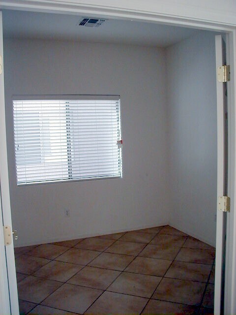 Building Photo - Large 4 bedroom home with Den - Corner lot...