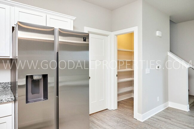 Building Photo - Beautiful 3 bedroom 2.5 bath townhome in W...