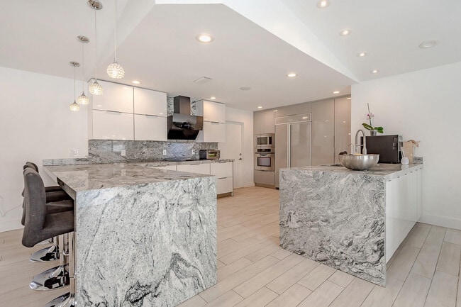 Building Photo - 16931 SW 5th Ct