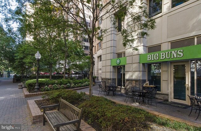 Building Photo - 734 N Vermont St