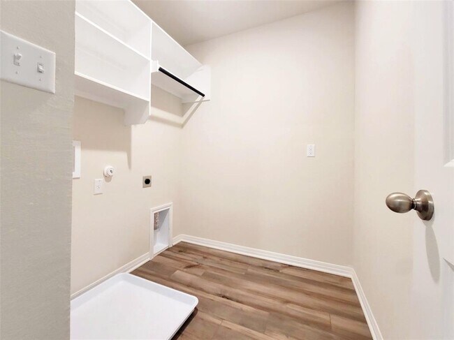 Building Photo - 120 Longmount Cv