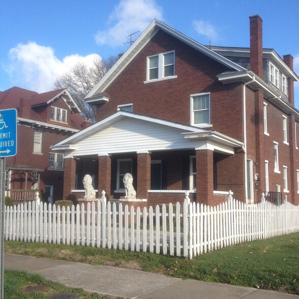 Building Photo - 704 10th Ave