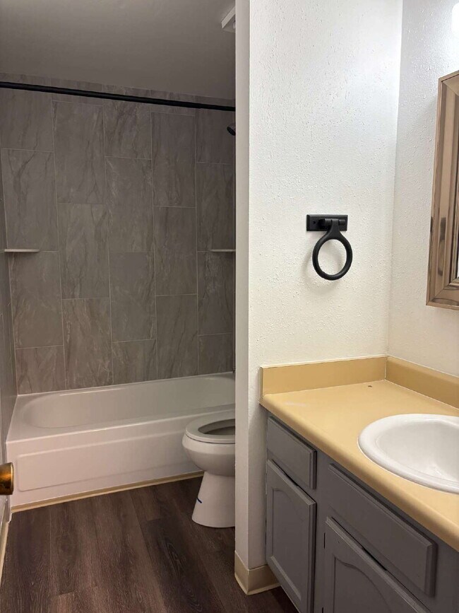 Building Photo - 2 bedroom duplex - Bennett