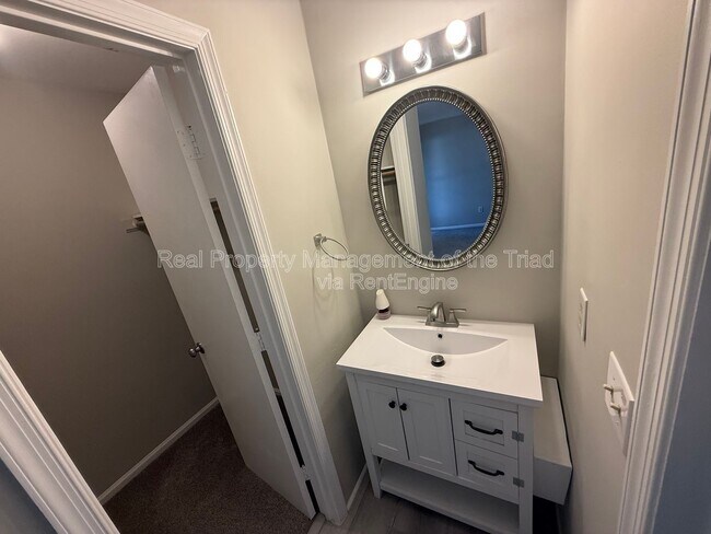 Building Photo - 2425 Tantelon Pl