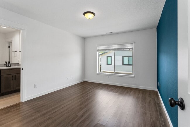 Building Photo - 2022 - Plenty of upgrades !  Access to Pool + Amenities. AC on Main, Walking trails, Nice End uni...