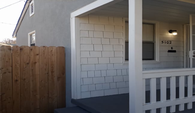 Building Photo - Bright & Cute 1-Bedroom Cottage – Availabl...