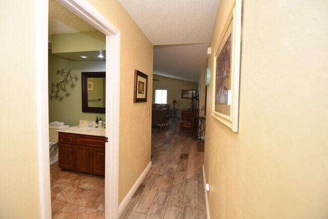 Building Photo - 3 Cherokee Ct W