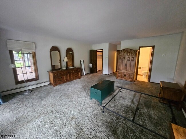 Building Photo - 242 Clove Rd