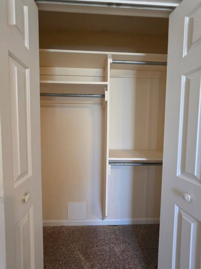 Building Photo - 450 Derek Dr