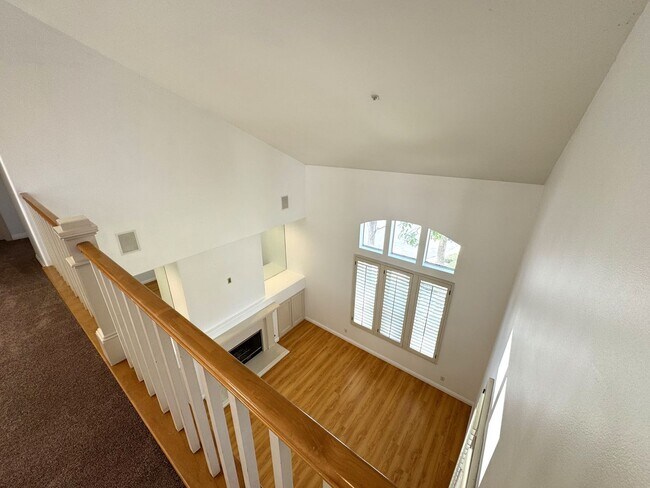Building Photo - Beautiful 3Bd/2.5Ba Spacious Home in Tustin!