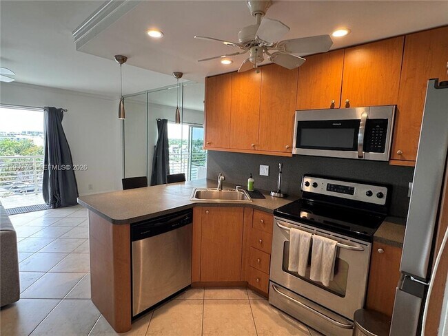 Building Photo - 2900 NE 30th St