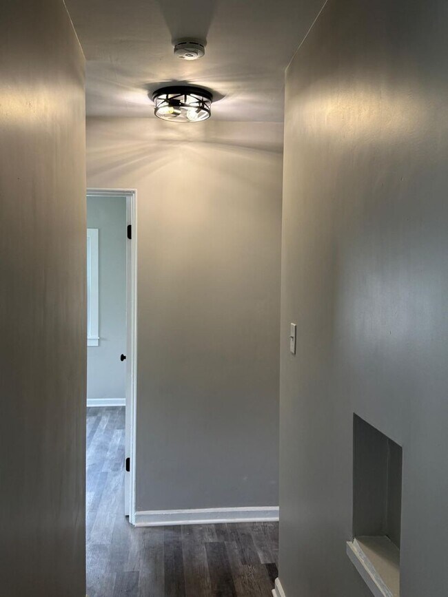 Building Photo - 5-Bedroom 2-Bath Completely Renovated!