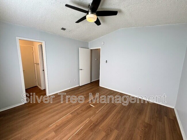 Building Photo - 6847 S Creek Dr