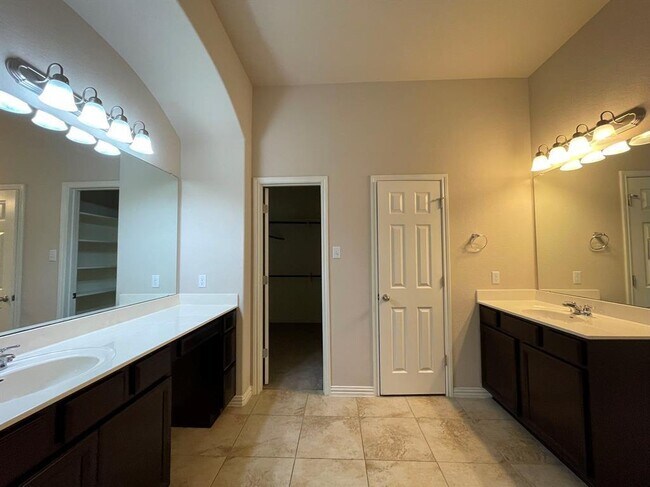 Building Photo - 633 Peregrine Way