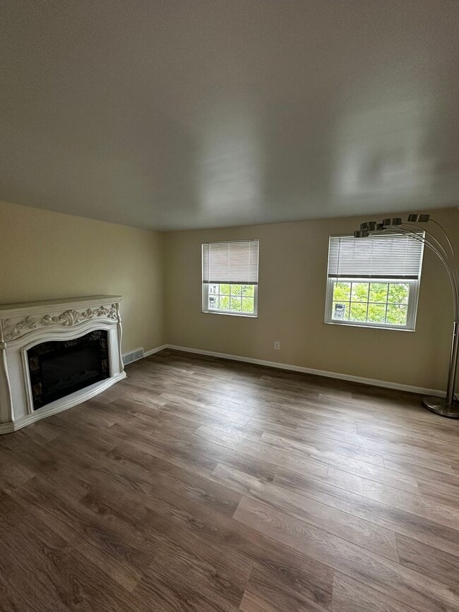 Building Photo - Charming 2 Bedroom Townhouse Available Now...