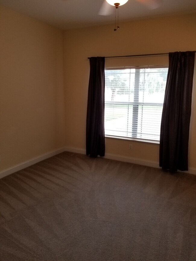 Building Photo - THREE BEDROOM NORTHEAST ST. PETERSBURG HOME