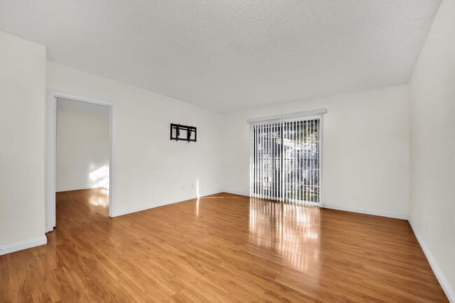 Building Photo - Very Nice 2bd/2ba Condo!! Gated Friendly C...