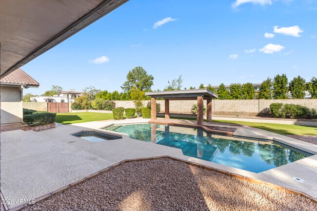 Building Photo - 1306 E La Vieve Ln