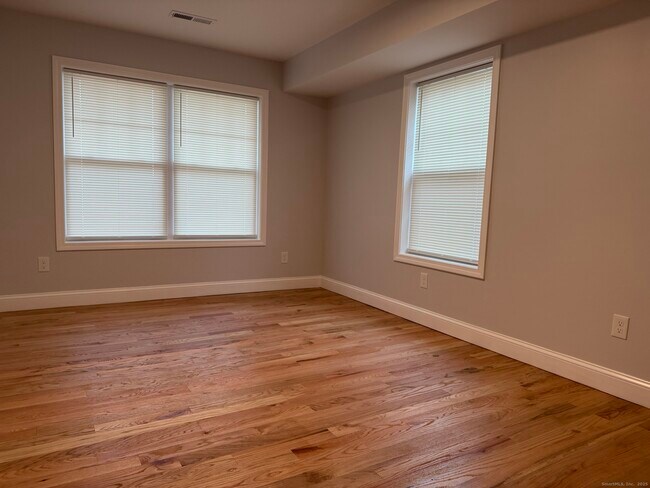 Building Photo - 755 Hart St