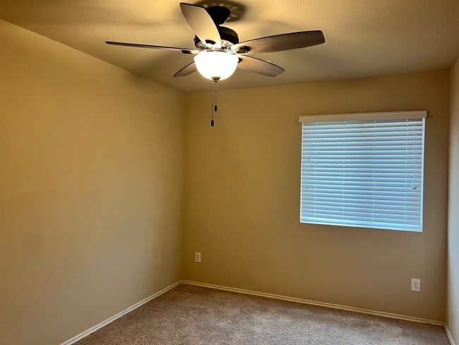 Building Photo - Great Home In The Meadows