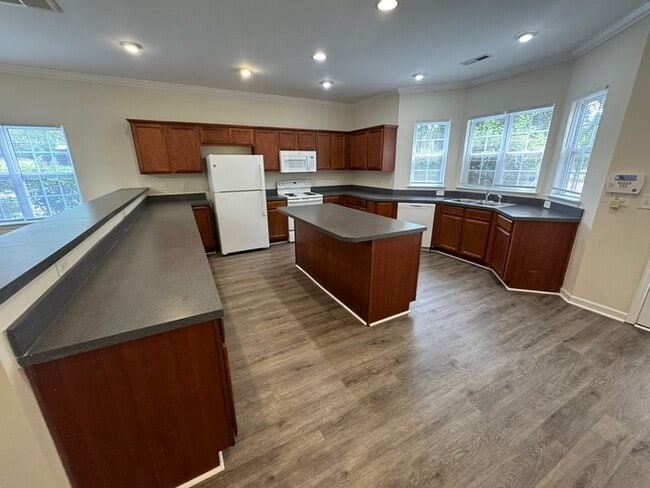 Building Photo - 3 Bed END UNIT! AVAILABLE NOW!
