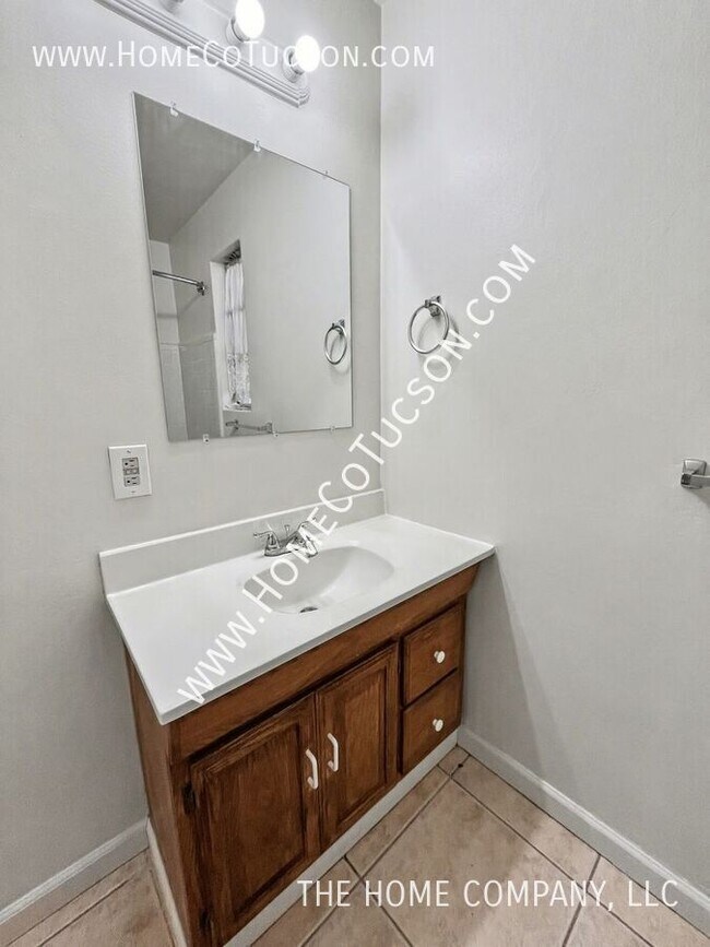 Building Photo - 2607 E Beverly Dr