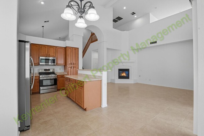 Building Photo - Beautiful 5 bed / 3 bath Home in the San T...