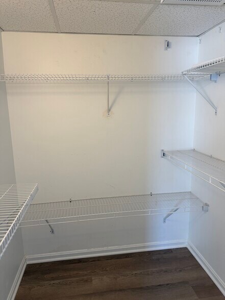 Building Photo - 3121 Patrick Henry Dr