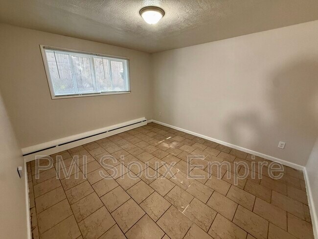 Building Photo - 705 W 18th St
