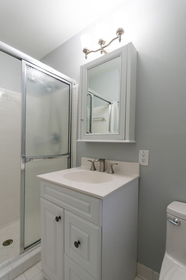 Building Photo - Beautiful 4 sided brick 4BR/3BA ranch home in Dunwoody, GA.