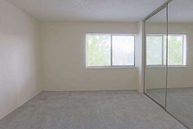 Building Photo - Cedarbend 5274-3