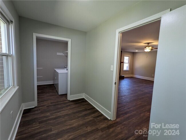 Building Photo - 354 Fieldstone Rd