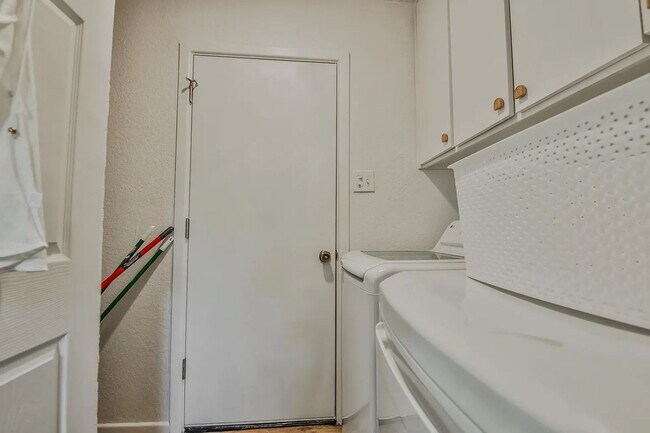 Building Photo - 3 Bedroom 2 bathroom house in Northwest Lu...