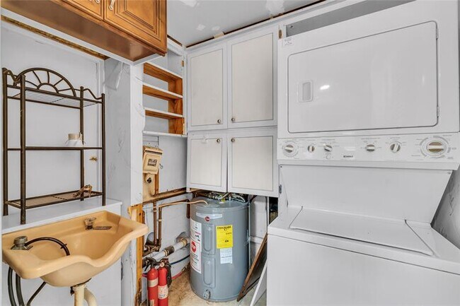 Building Photo - 4541 NE 6th Terrace