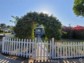 Building Photo - 6121 White Oak Ave